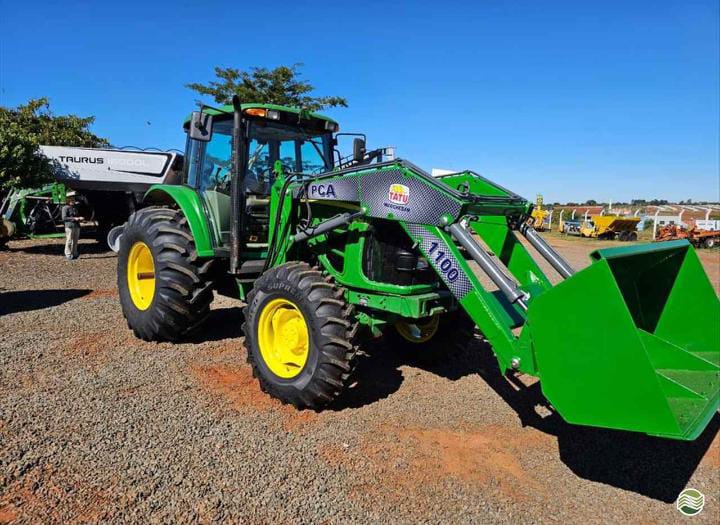 Trator John Deere 6130j